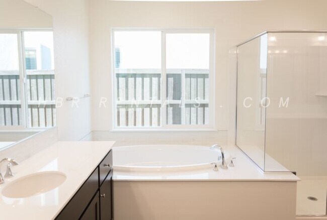 Building Photo - Ellis Neighborhood  | Spacious Single-Stor...