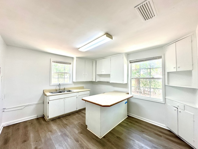 Building Photo - 1104 Williams St