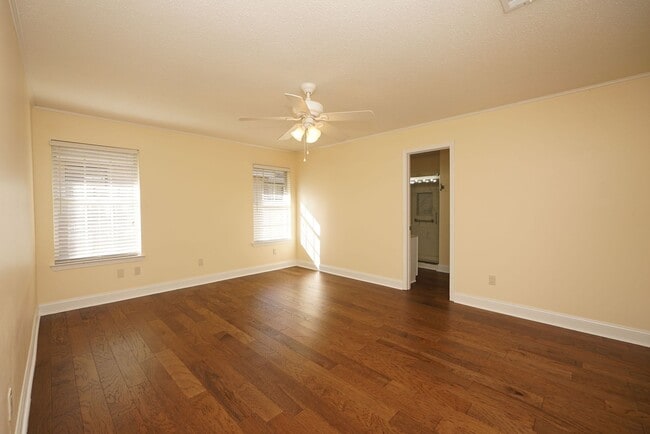 Building Photo - Shalimar Location