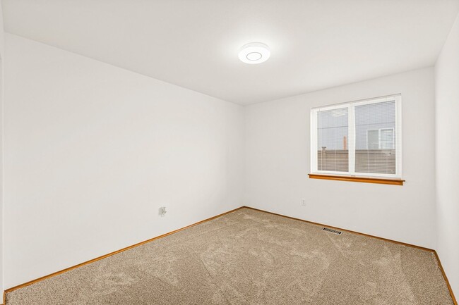 Building Photo - Beautiful 3-Bedroom, 2-Bath Home on a Corner Lot in Spanaway