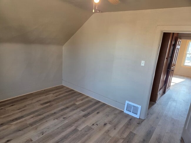 Building Photo - Freshly Updated 4 Bedroom 1 Bath Single Family Home in Marinette