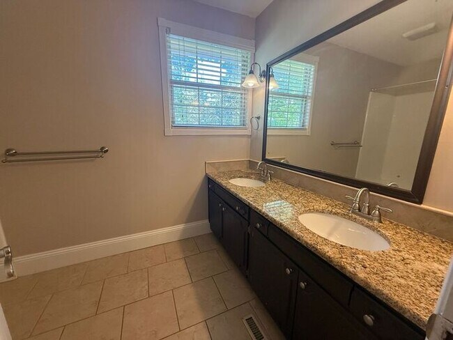 Building Photo - Gulf Breeze - Proper - 5 bedroom, 3.5 bathroom with pool and lawn care included