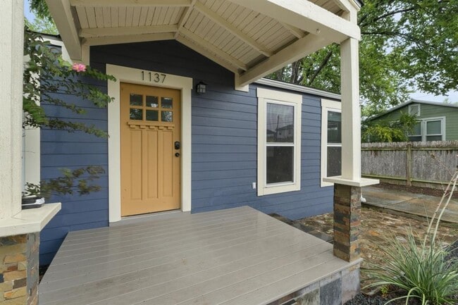 Building Photo - 1137 Nickols Ave