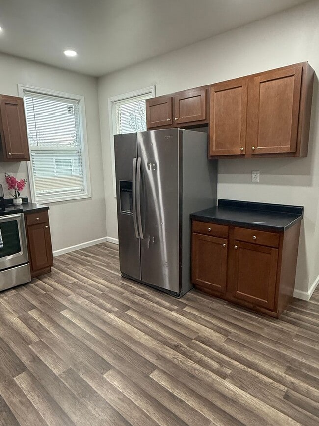 Building Photo - Beautifully updated & in great location