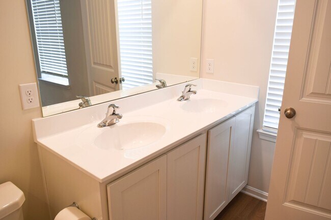 Building Photo - Stunning NEW Townhouse in Heritage Trace!