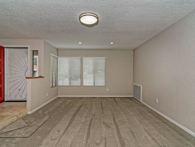 Building Photo - Remodeled Home On Quiet Cul-de-sac