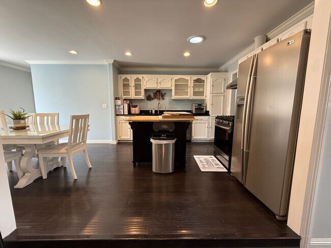 Building Photo - Charming 4-Bedroom, 2-Bath Fully Furnished...