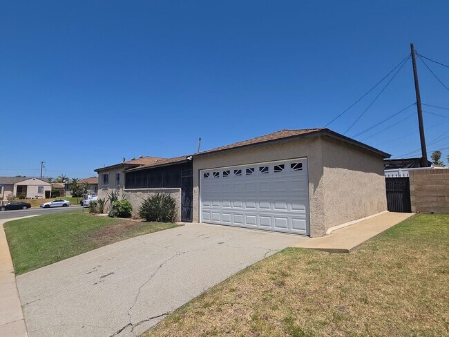 Building Photo - Updated 3-Bedroom Home with Bonus Room, New Appliances & New Central Air