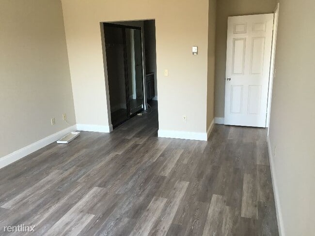 Building Photo - 930 Mission Rd