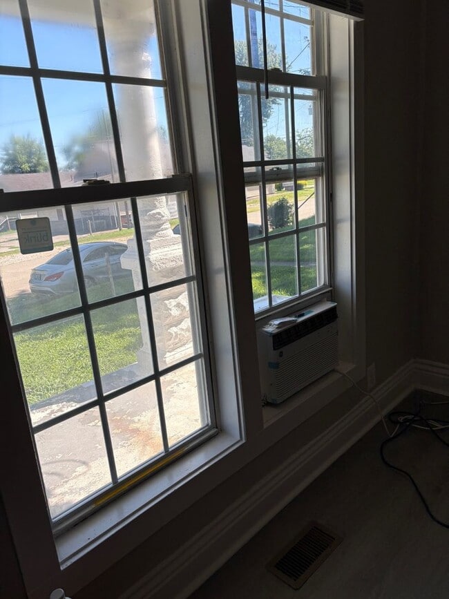 Building Photo - 2BR/1BA House with nice back yard  LEASING SPECIAL - sign a 13-month lease by 7/31/2026 and secon...