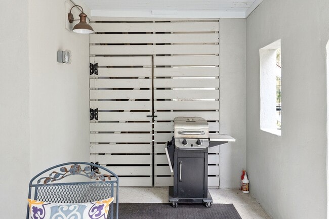 Building Photo - 9013 Stern Aly