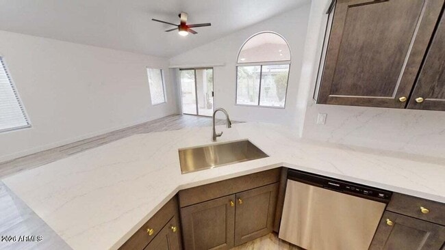 Building Photo - 4445 E Meadow Dr