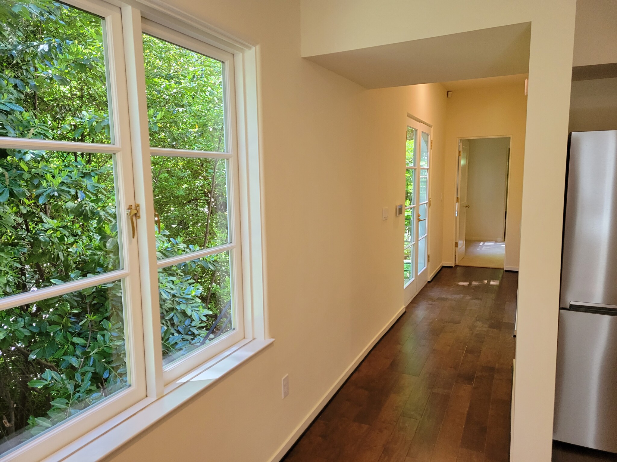 Walkway between living and bedroom - 2202 SW Kings Ct