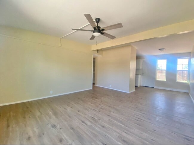 Building Photo - 3 bed 1 bath rental near YMCA now available.