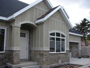 Building Photo - Upmarket Townhouse in Sought After Holladay City