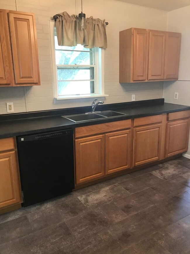 Building Photo - 2 BEDROOMS, 2 BATHROOMS, WITH 2 BONUS ROOMS AND A SECOND KITCHEN!