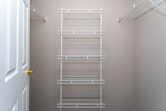 Building Photo - Delightful Condo in gated community!!