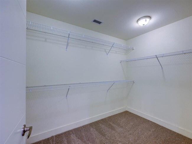 Building Photo - 604 N Bluff Dr