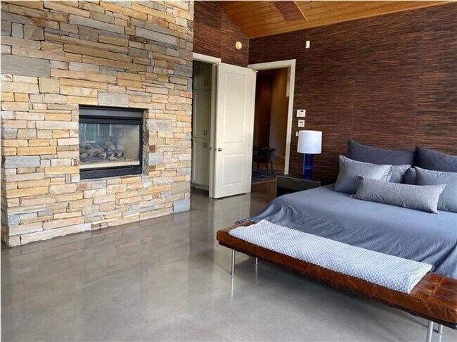 Building Photo - 17 W Augusta Ct