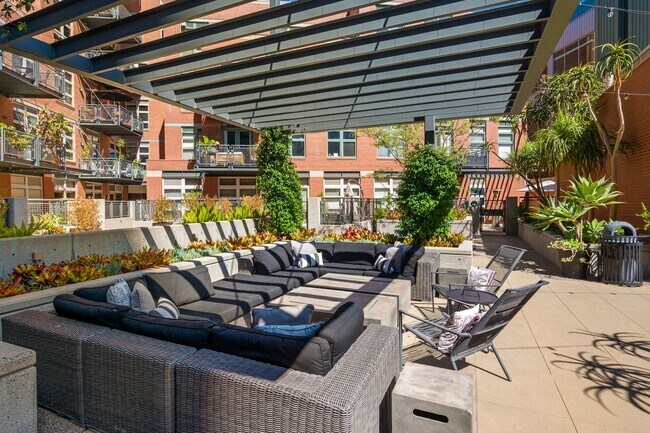 Building Photo - Modern East Village Loft at M2i, Small Pet OK! Available Now!