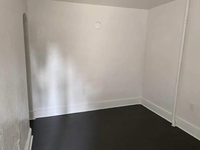 Building Photo - 28 E Maple St