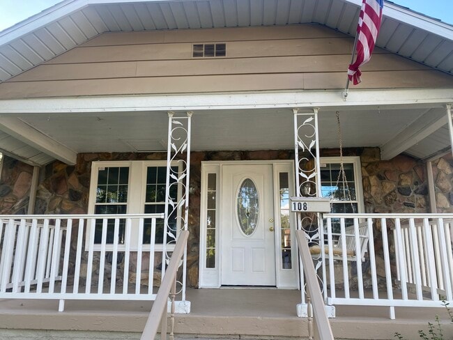 Building Photo - 108 Johnson St