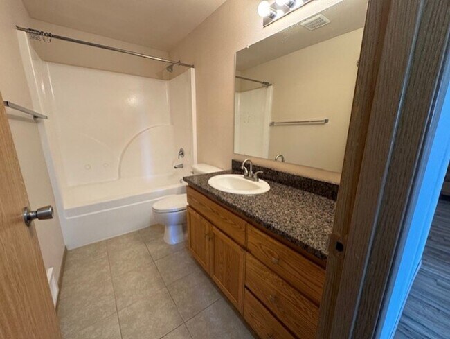 Building Photo - Amazing sunsets just minutes from Bend/Sisters