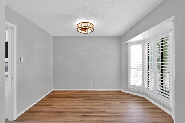 Building Photo - 3843 Knollcrest Dr