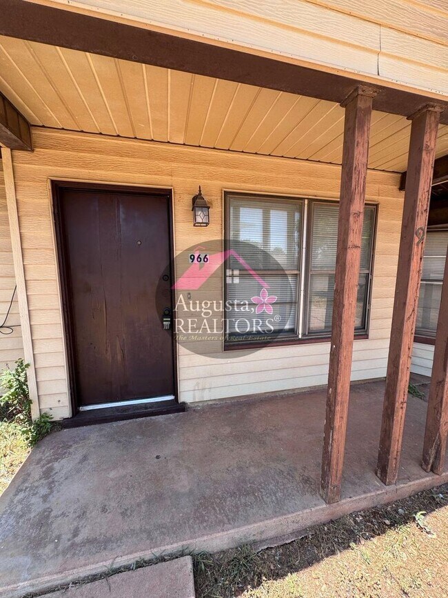 Building Photo - 966 N La Salle Dr