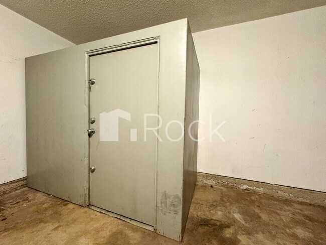 Building Photo - 1005 Van Buren Ave NW