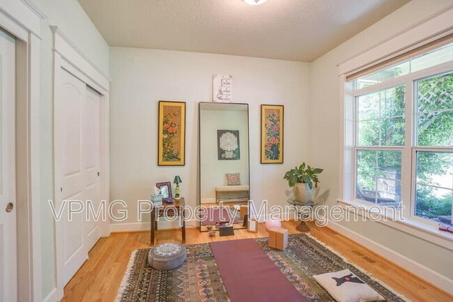 Building Photo - 23517 NE 68th St