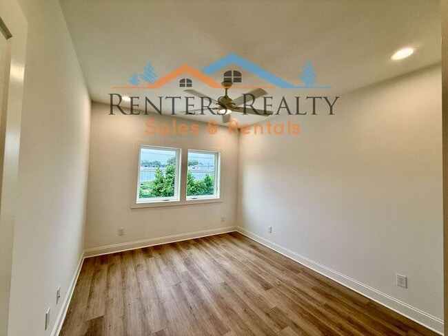 Building Photo - Stunning 3 Bedroom with Rooftop Terrace