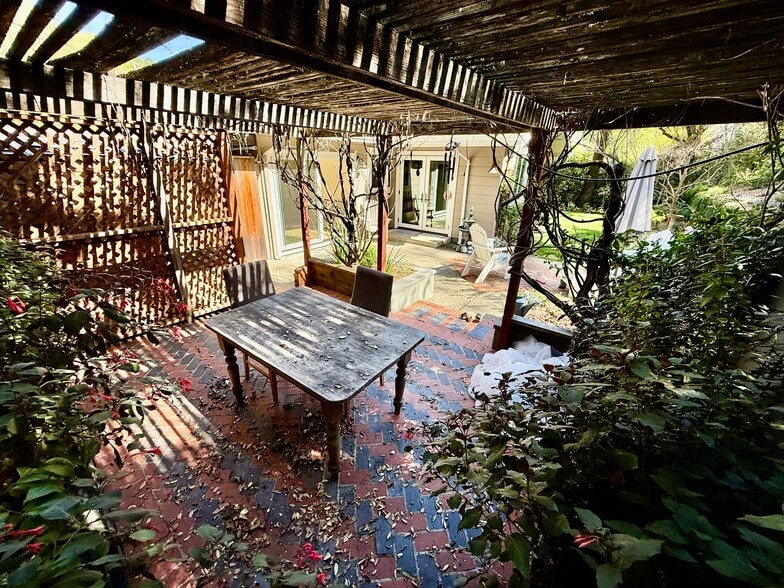 Building Photo - 81 Angela Ave