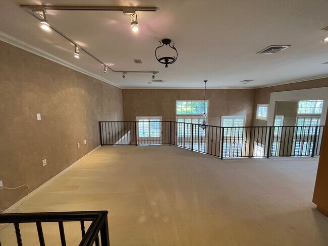 Building Photo - Hampton Court (Mililani Mauka) - Must see!!  3 bedrooms, central A/C, large 1745 sf, 2 story