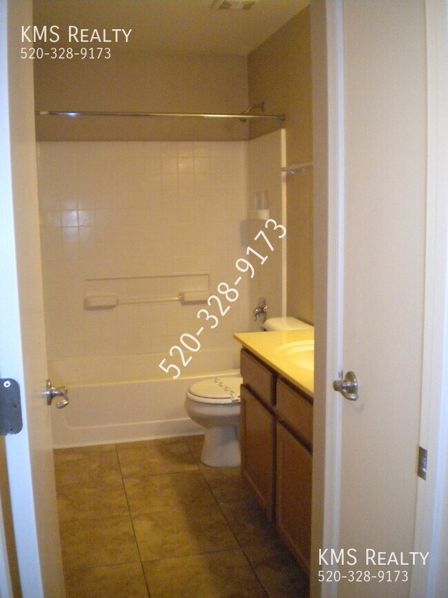 Building Photo - 2 Bed/2 Bath Town Home - OWNER/AGENT