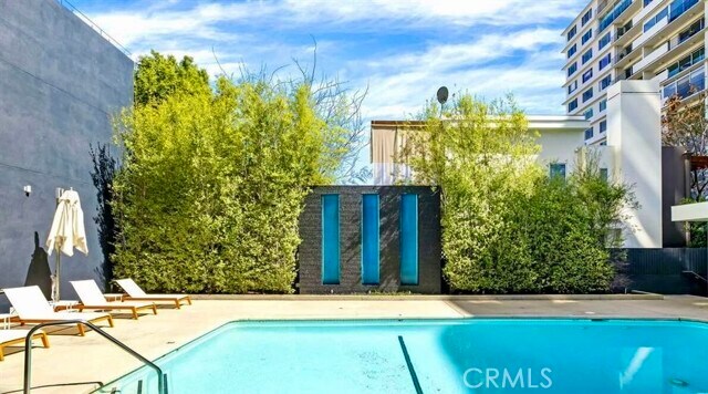 Building Photo - 838 N Doheny Dr