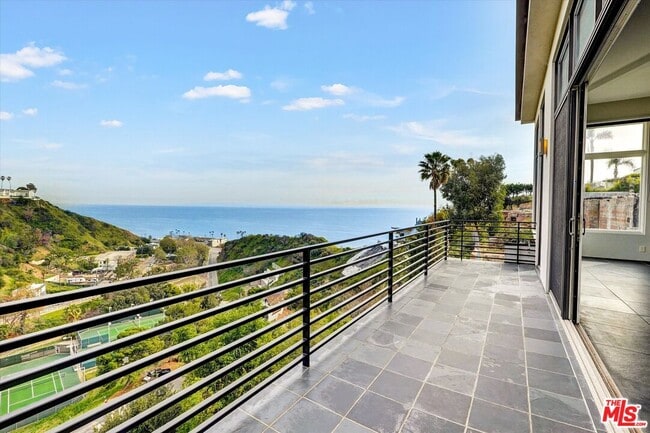 Building Photo - 3850 Rambla Orienta