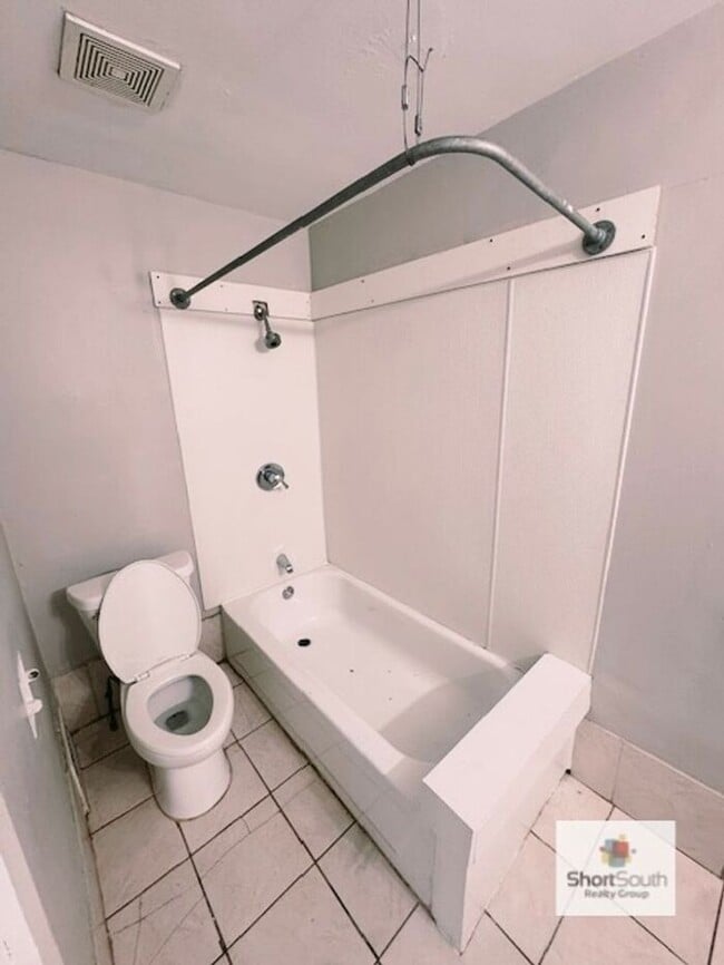 Building Photo - Recently updated 3 bed 1 bath Single Famil...