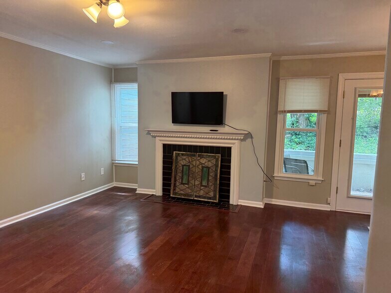 Family Room with tv staying - 226 Hillsboro Pl
