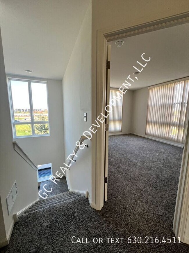 Building Photo - 2217 Parkside Dr