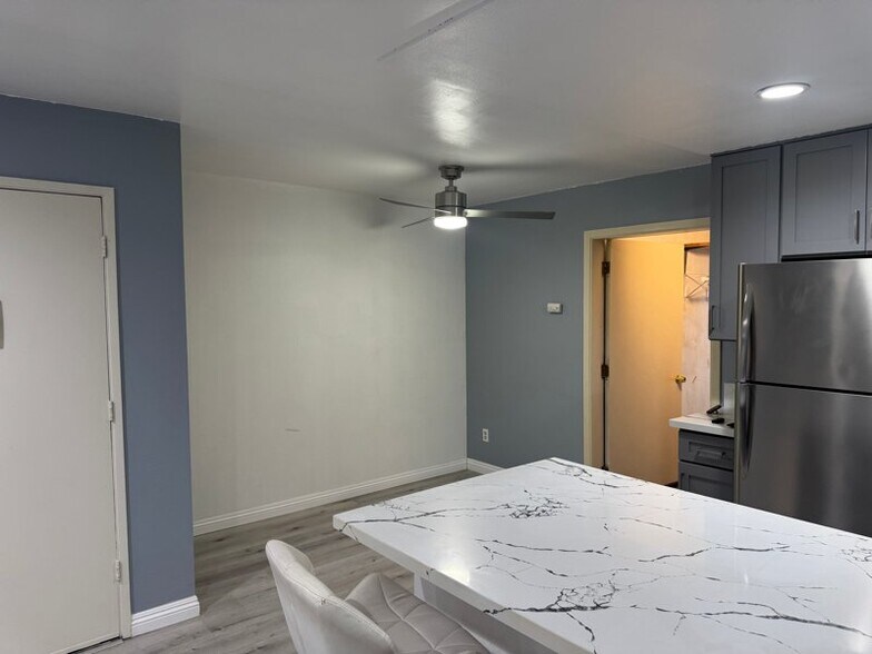 Building Photo - 12716 Lakeshore Dr