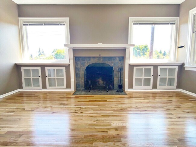 Building Photo - Beautiful Craftsman 5 bed 1 bath home with...