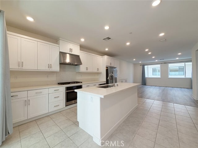 Building Photo - 400 Transport