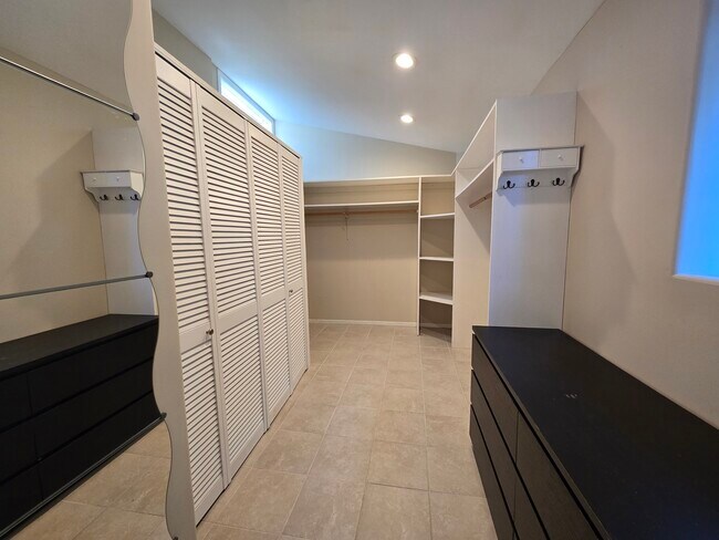 Building Photo - 5011 Lockhaven Ave