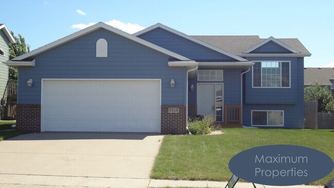 Building Photo - SPACIOUS FOUR BEDROOM HOUSE, WITH LOTS OF AMENITITES AND A GREAT LOCATION!!!