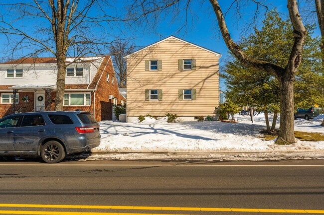 Building Photo - Large 3 Bedroom Apt