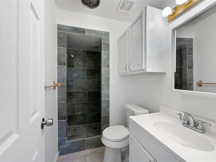 Building Photo - 2422 Kingston St