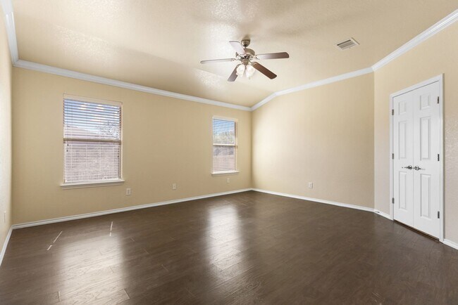 Building Photo - Charming Home Awaits: Spacious & Modern Li...