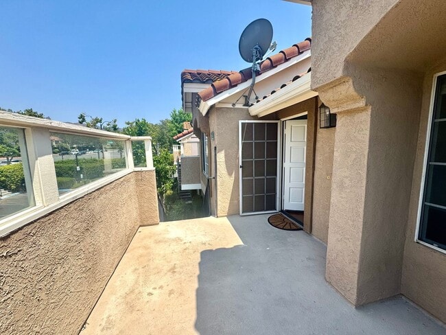 Building Photo - 2 Bed, 2 Bath Upper End Unit in Beautiful ...