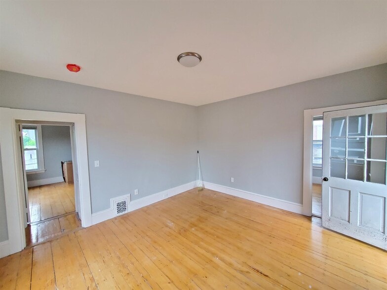 Building Photo - 146 Highland Ave